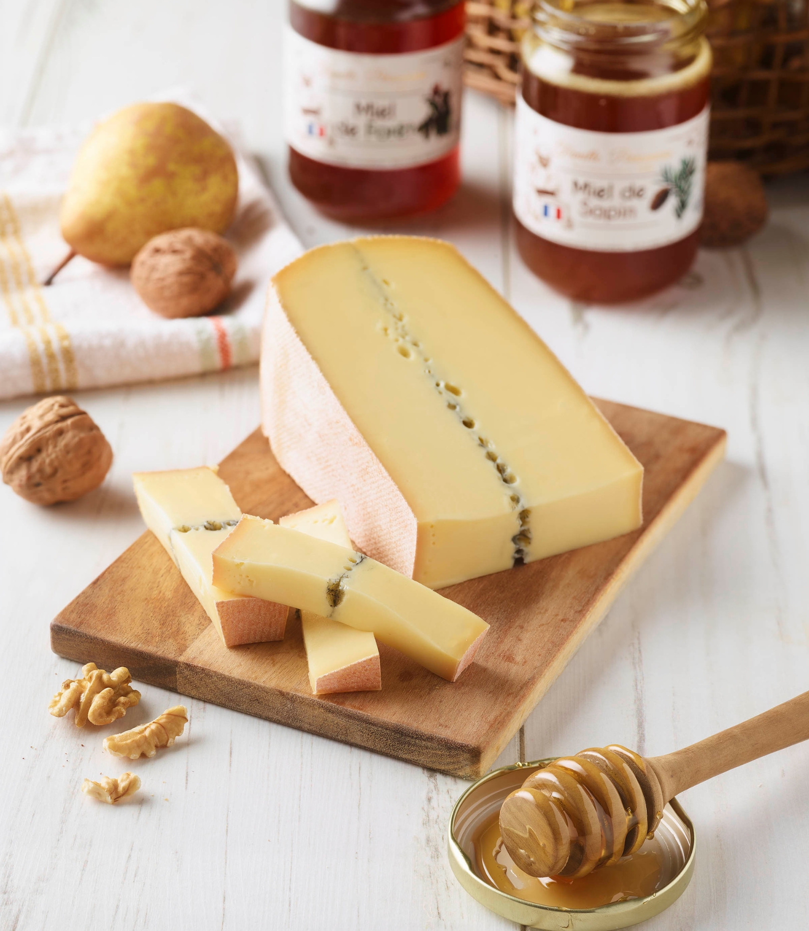 Fromage AOP Morbier avec sa ligne cendrée caractéristique, issu du massif jurassien.